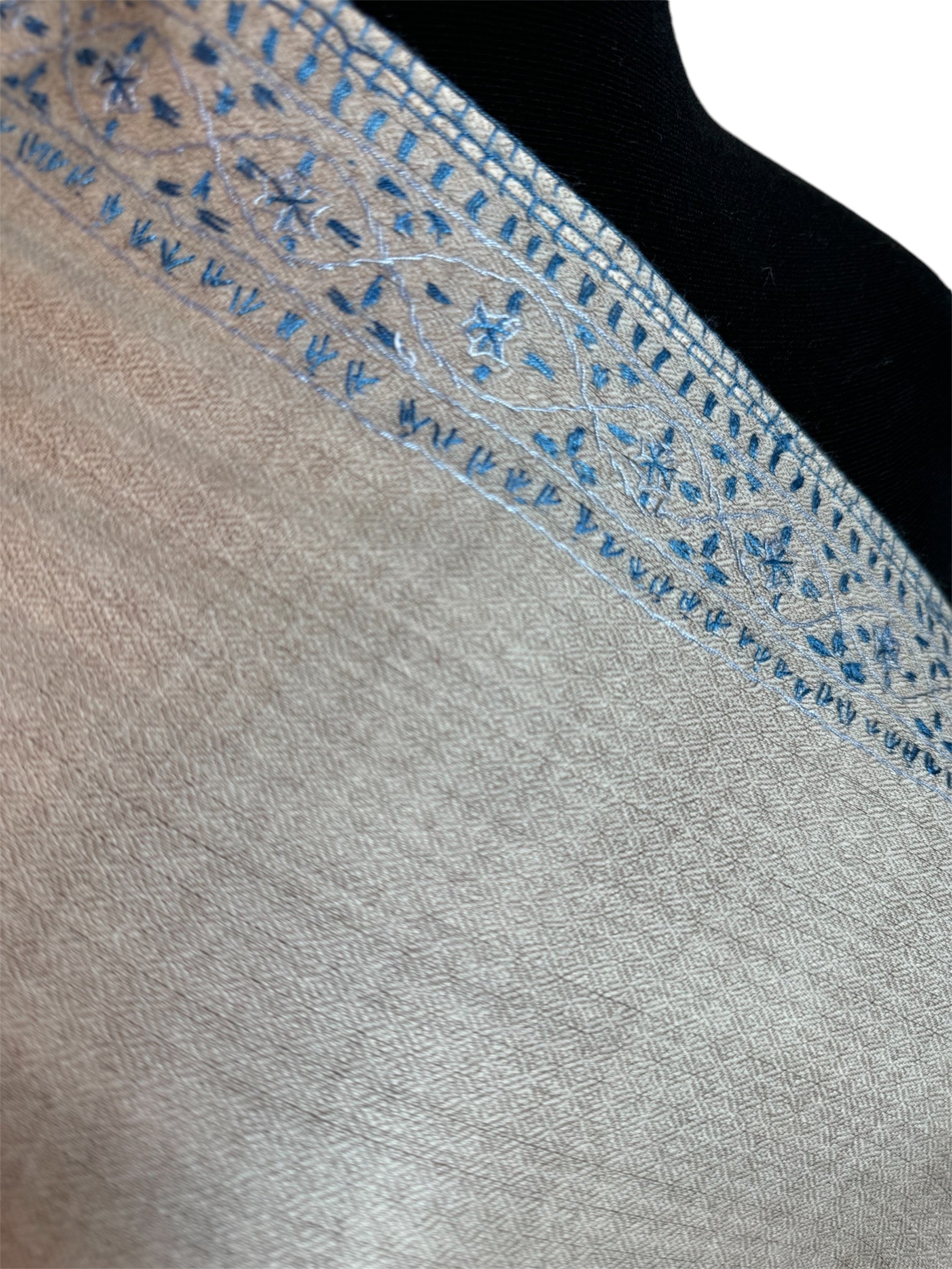 Kashmiri Feather-Light Woolen Wrap - Sozni Neemdor Design